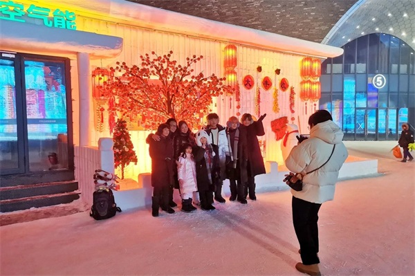 跨年你是怎么過的？四季沐歌在哈爾濱冰雪大世界空氣能體驗(yàn)館溫暖迎新年！_空氣能采暖一天多少錢