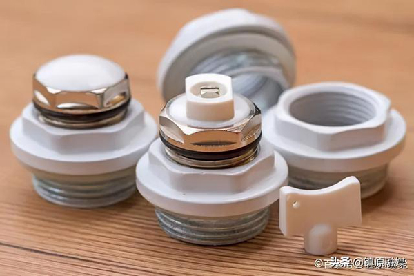 家里暖氣片不熱怎么辦一招解決（家里暖氣片不太熱解決辦法）_空氣能熱泵供暖設(shè)備價格